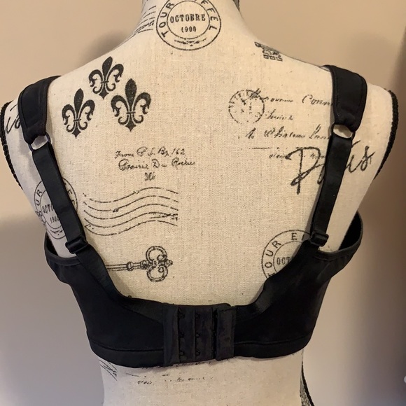 High support black bra with lace detail - Picture 2 of 3